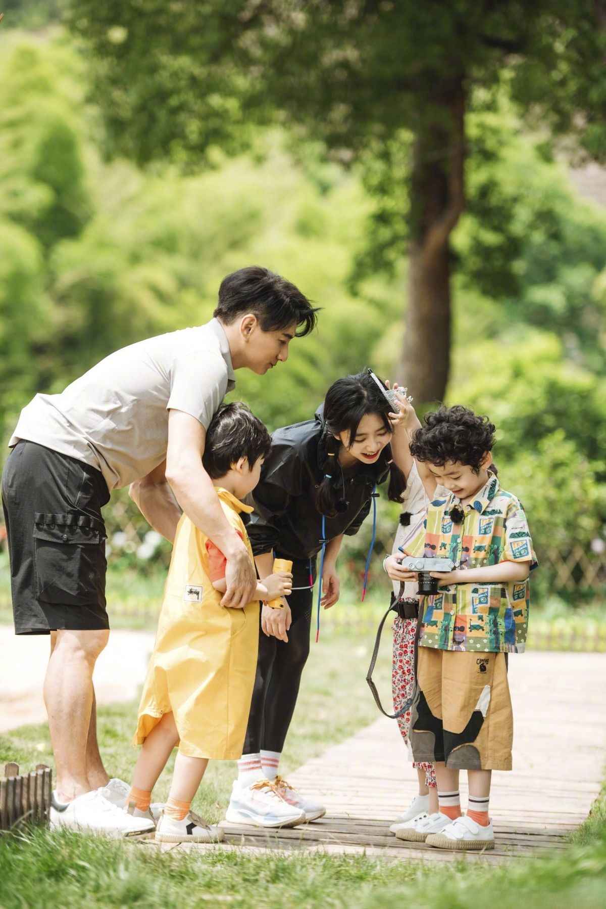 Hướng dẫn chi tiết: Chụp ảnh gia đình mùa hè đẹp tự nhiên & đầy cảm xúc Hướng dẫn chi tiết: Chụp ảnh gia đình mùa hè đẹp tự nhiên & đầy cảm xúc
